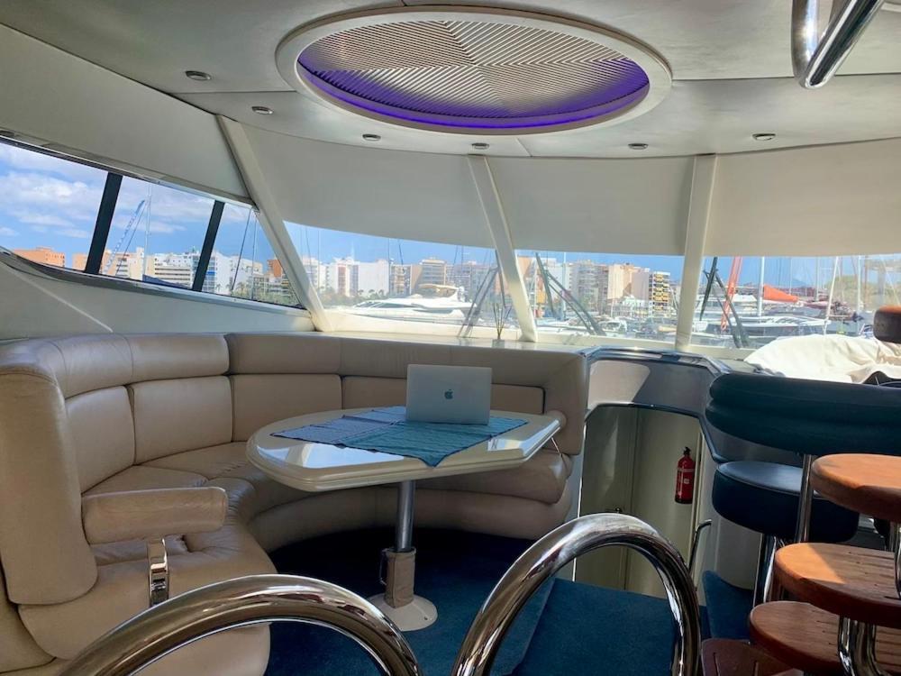 Botel Yacht 18m Sunseeker In Mallorca *