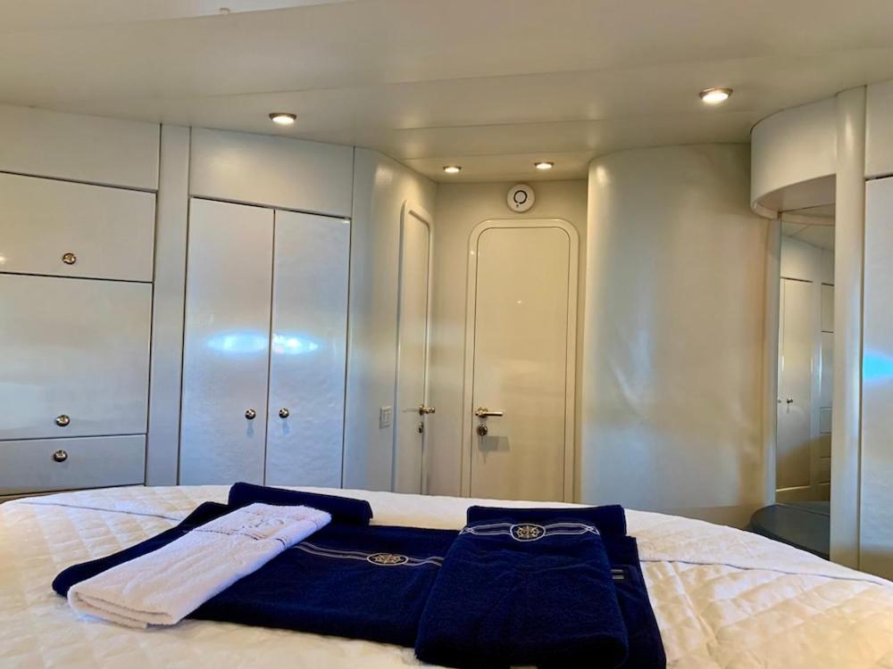 Botel Yacht 18m Sunseeker In Mallorca